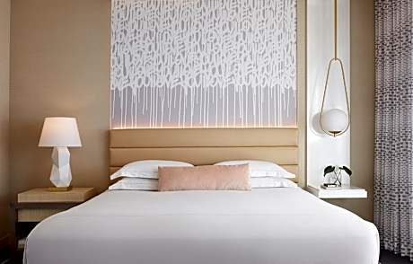 Essential Queen Room