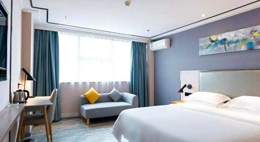 7 Days Premium Zhuhai Gongbei Light Railway Branch