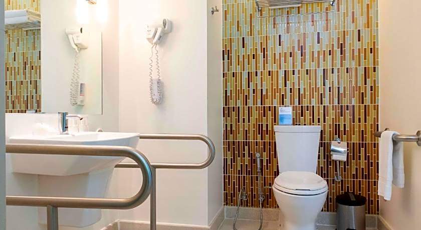 Holiday Inn Express Phuket Patong Beach Central By IHG