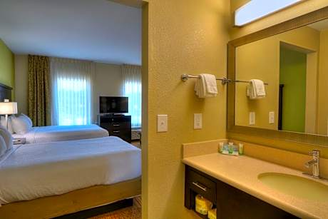 Queen Studio Suite with Two Queen Beds and Tub - Mobility/Communications Accessible
