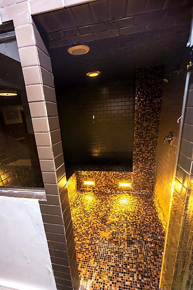 The Mammoth Creek Inn