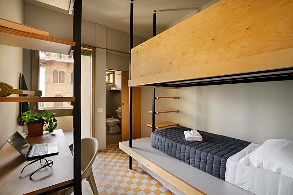 'RE-Dama Hostel