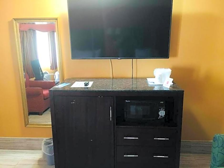 Travelodge by Wyndham Bay Shore Long Island