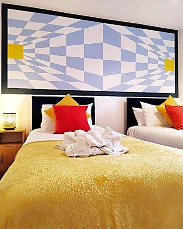 Modern 2 BR Apartment near Town