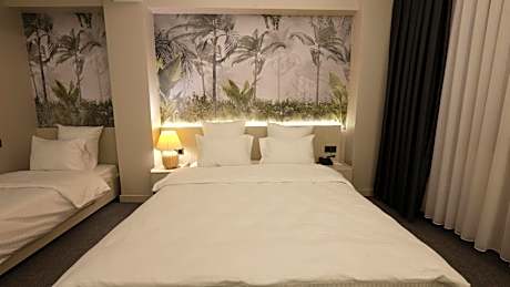 Family Room with Garden View