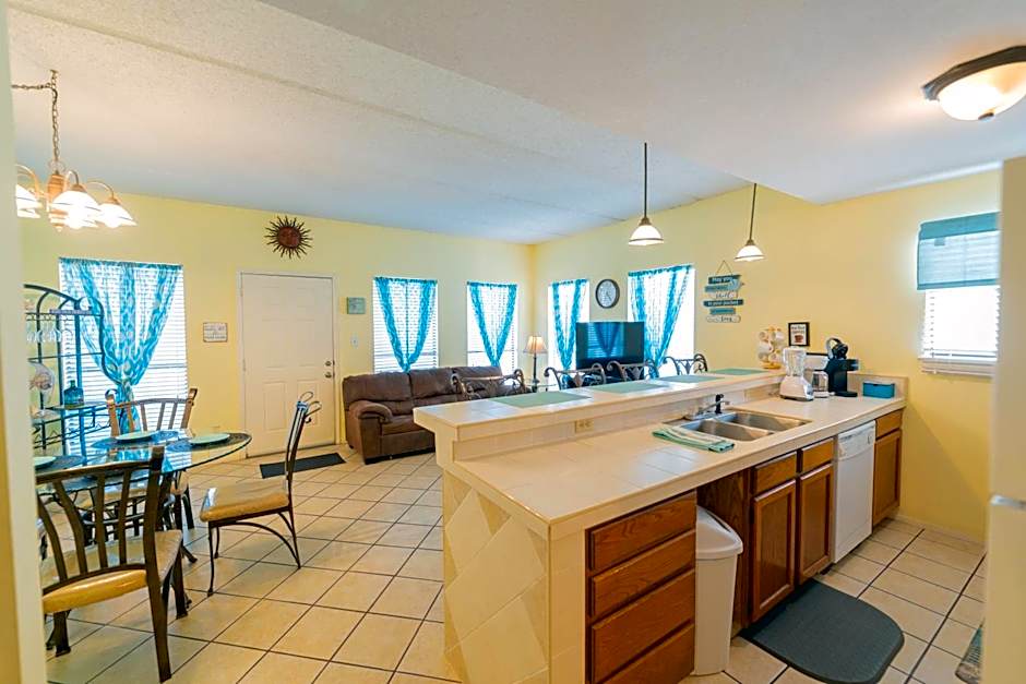 Charming SPI family condo - walking distance to the beach, Sleeps 6, Third Floor, 2026 Traveler Award