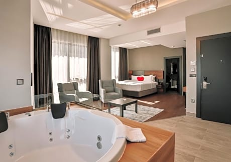 Peerless Suite With Jacuzzi and Fireplace