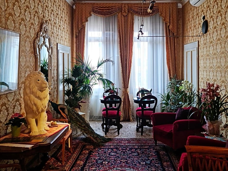 Friendly Venice Suites