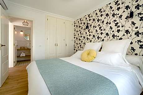 Apartment with Pool View