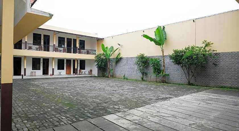 RedDoorz near Alun Alun Wonosobo