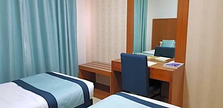 One-Bedroom Suite with Free Parking