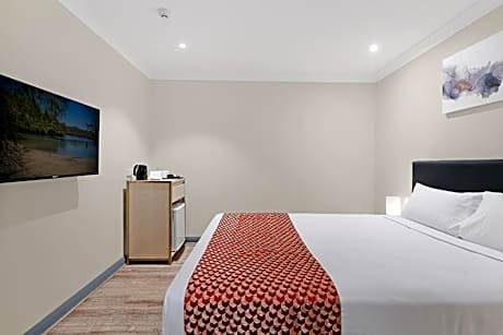 Standard Queen Room with Internal Window