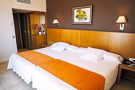 Family Room (2 Adults + 2 Children)