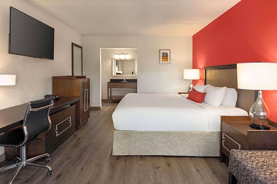 Photo 1 sur 6 de 1 King Bed, Mobility Accessible, Roll in Shower