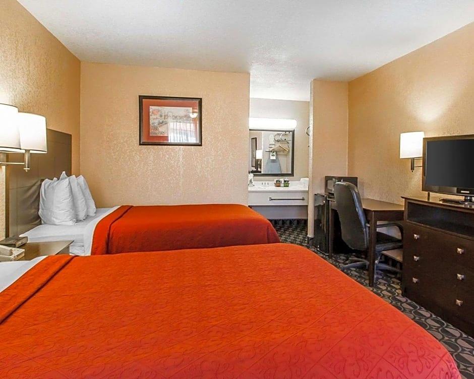 Quality Inn Ada near University