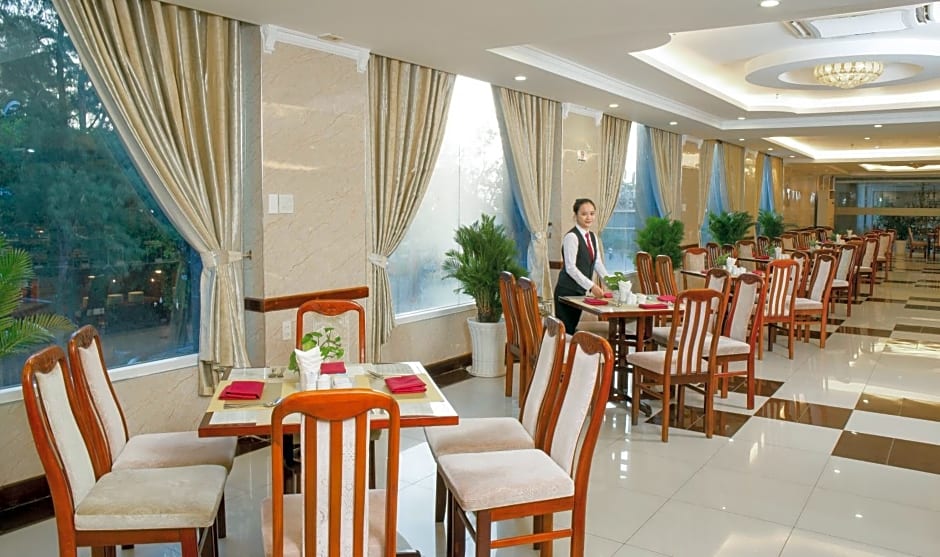 Van Phat Riverside Hotel