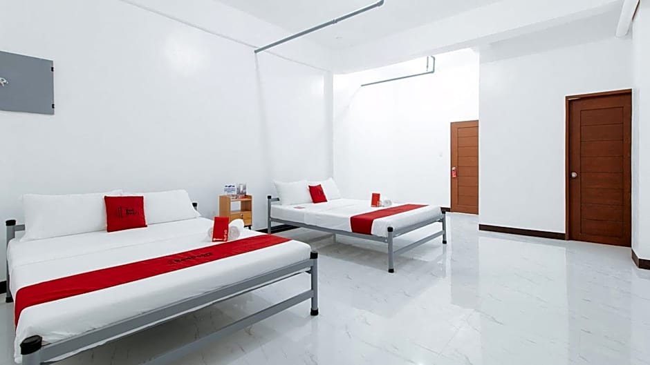 RedDoorz @ Don Martie Beach House Naic Cavite