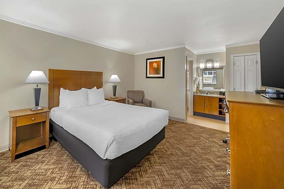 Photo 1 of 5 of 1 Queen Bed