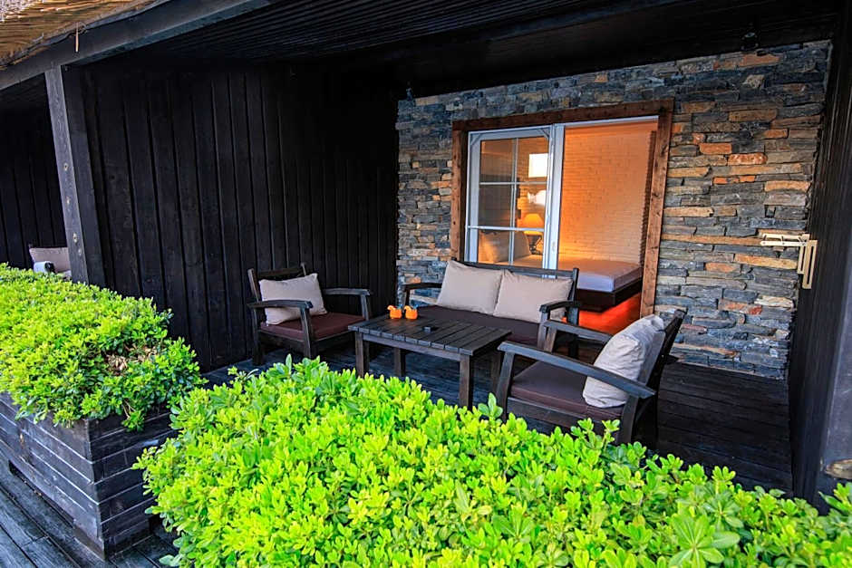 Manaspark Deluxe Hotel