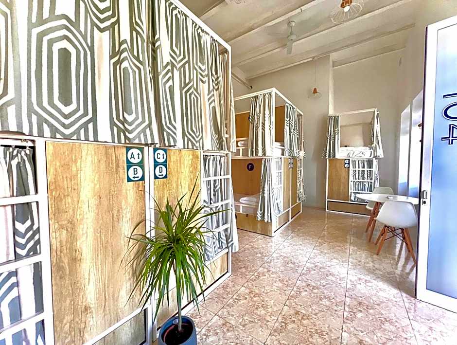 Follow the Sun Boutique Hostel - Pool, Breakfast & Sea Views