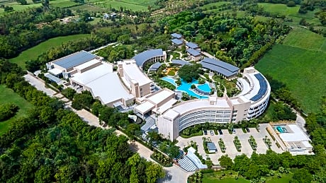 Courtyard by Marriott Aravali Resort