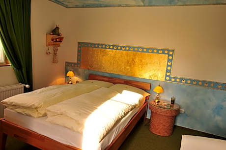 Single Room - Gold