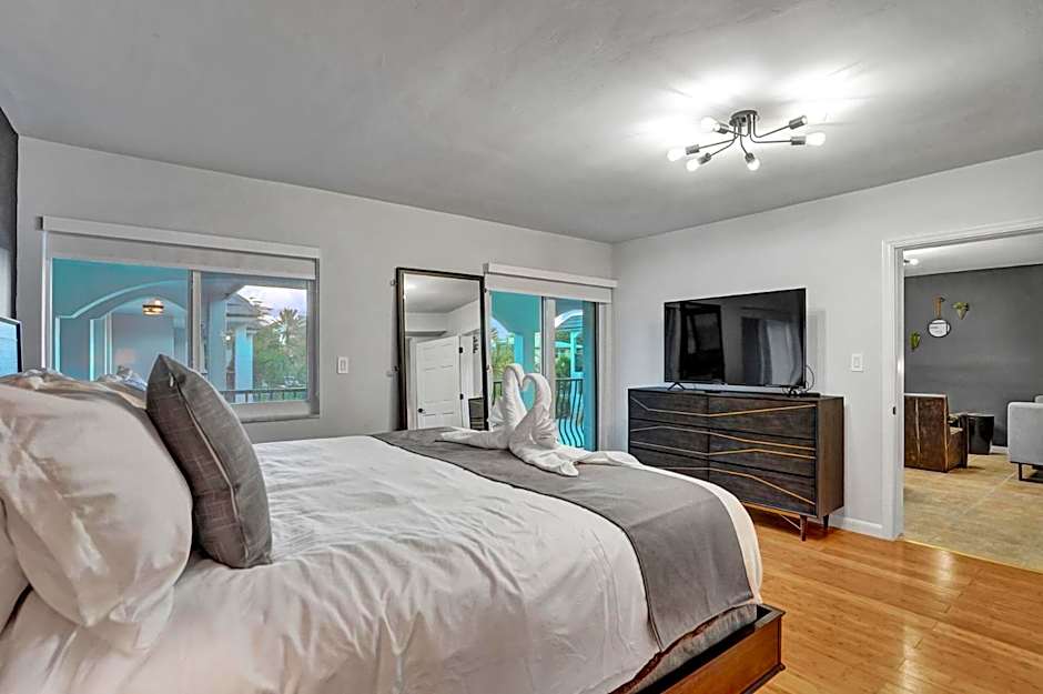 Bright Beachside Getaway