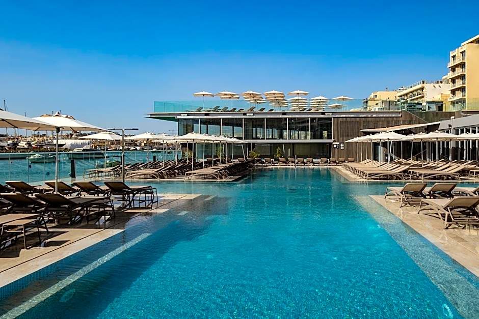 115 The Strand Hotel by NEU Collective