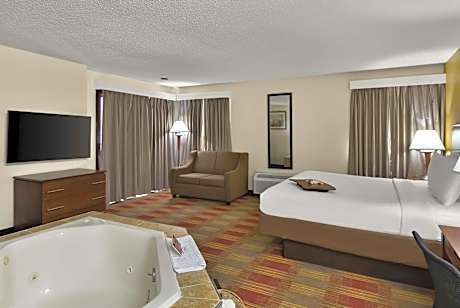 Large King Suite with Spa Bath and Pool View - Non-Smoking
