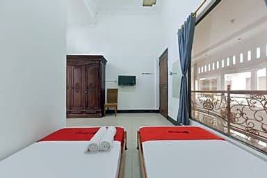 RedDoorz Syariah near Dago Pakar 2