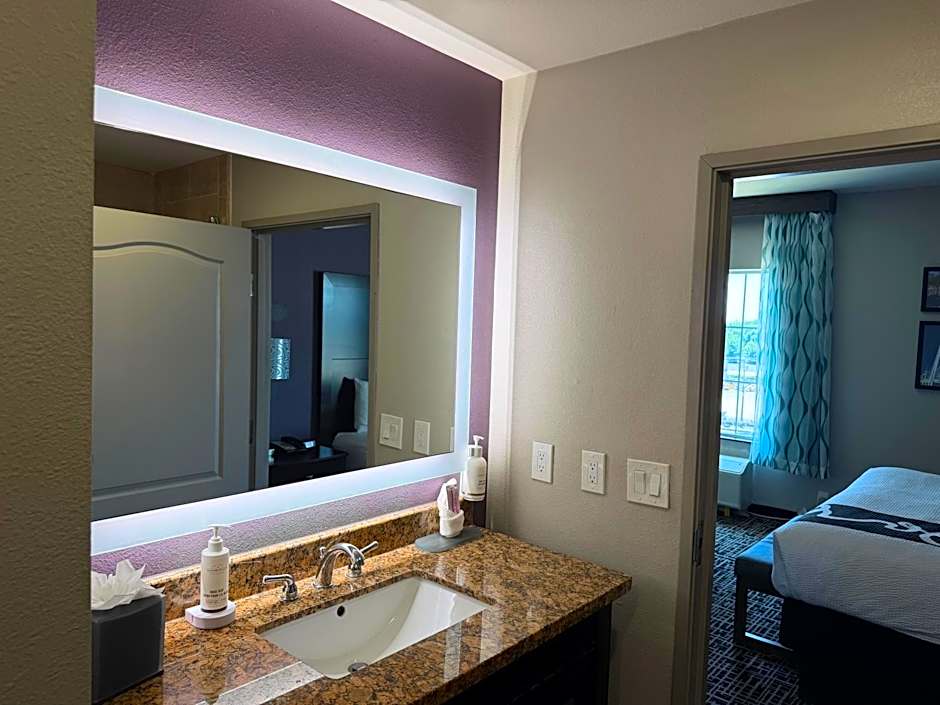 La Quinta Inn & Suites by Wyndham DFW Airport West - Euless