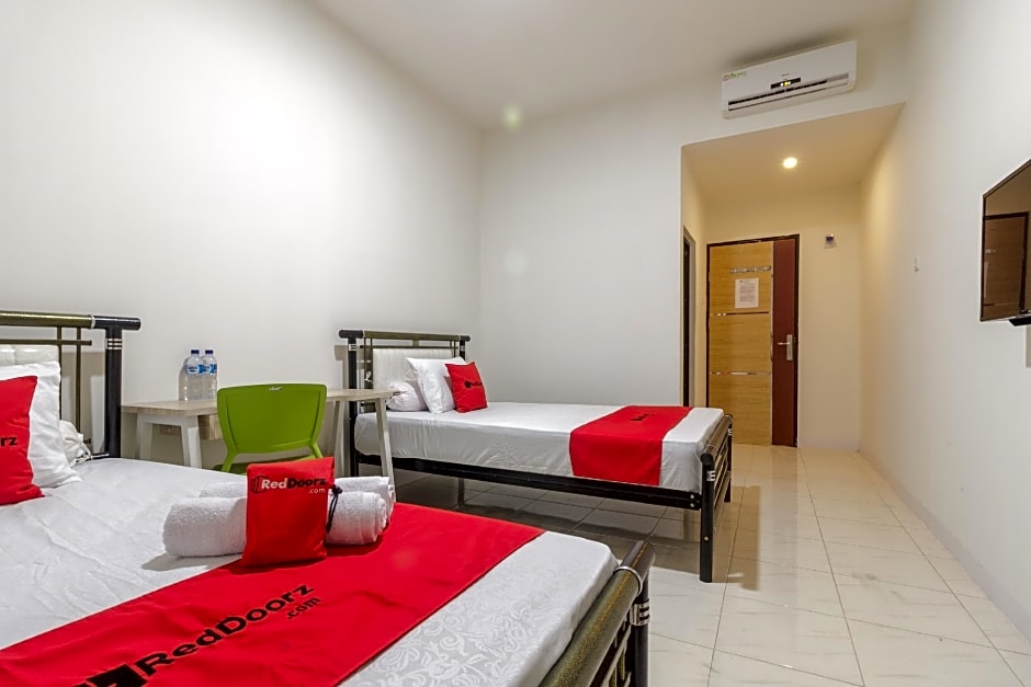 RedDoorz near AP Pettarani 3