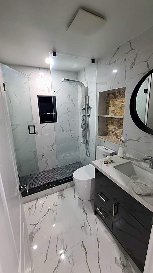 LUXURY 2-BEDROOMS UNIT WITH WIFI, LDR & PARKING.