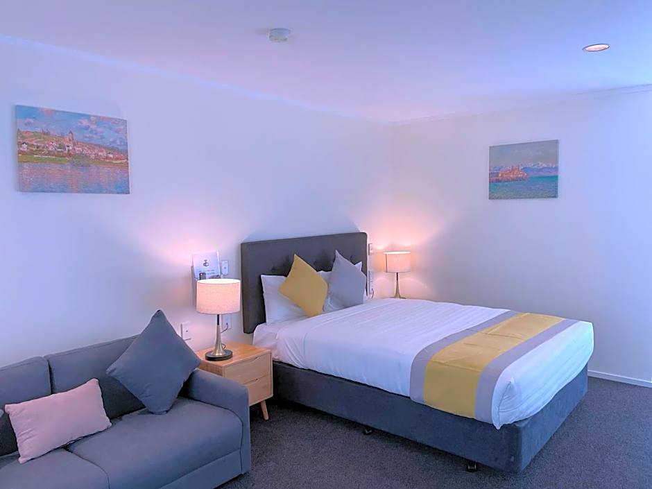 Photo 1 of 7 of Deluxe Studio 1 Queen Bed