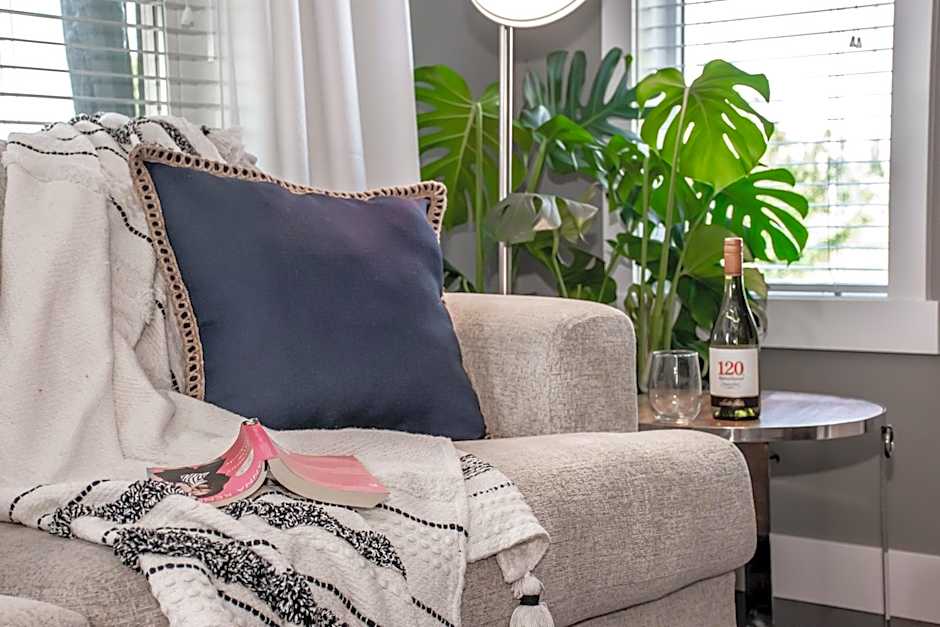 Amazing Luxe Home, AC, HUGE Yard, FirePit, Pet Friendly, Sleeps 10!