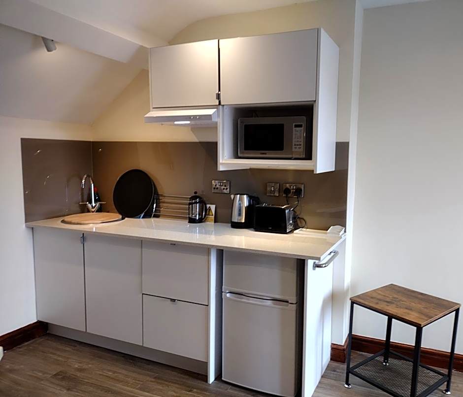 Lion Hotel & Studio Apartments