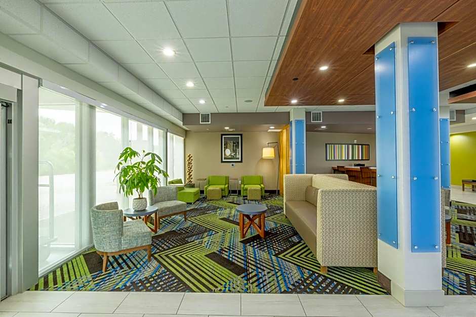 Holiday Inn Express & Suites Lindale – Tyler