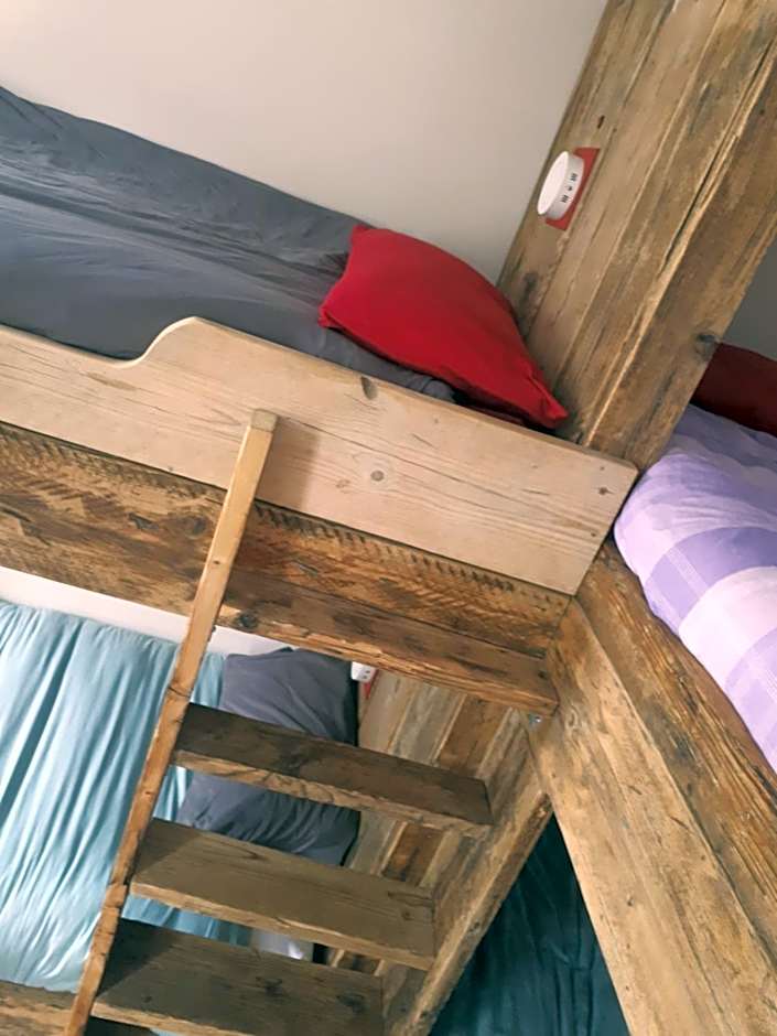 Ty Glyndwr Bunkhouse, Bar and cafe