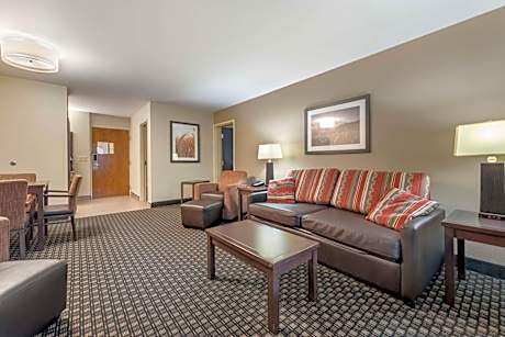 Second Floor Queen Suite with Two Queen Beds and Sofa Bed - Pool Side/Non-Smoking