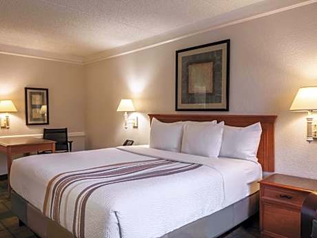La Quinta Inn & Suites by Wyndham New Orleans West Bank