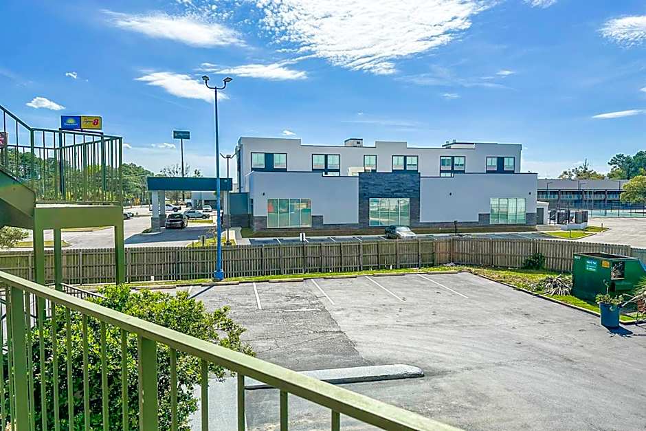 OYO Hotel Mobile, AL I-65 at Airport Blvd