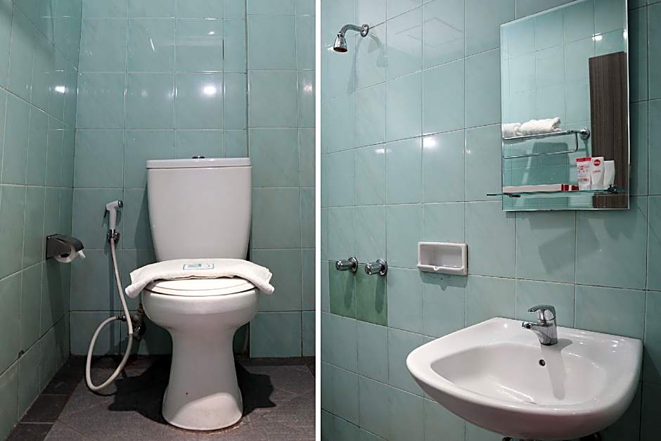 OYO 742 Mona Plaza Hotel