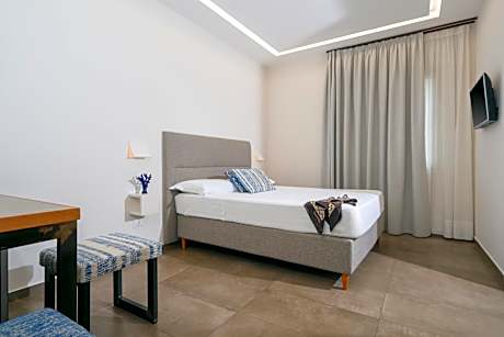 Deluxe Double Room with Side Sea View