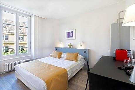 Double Room with Street View