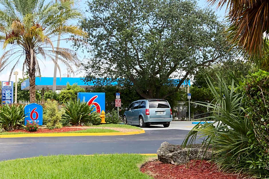 Motel 6 Cutler Bay