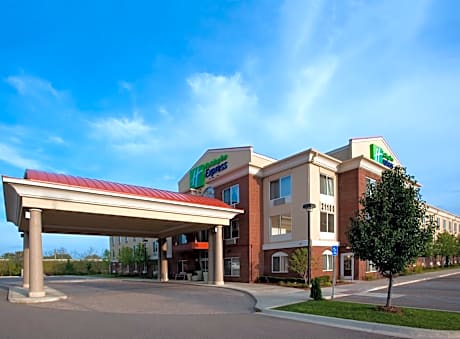 Holiday Inn Express & Suites Detroit - Farmington Hills By IHG