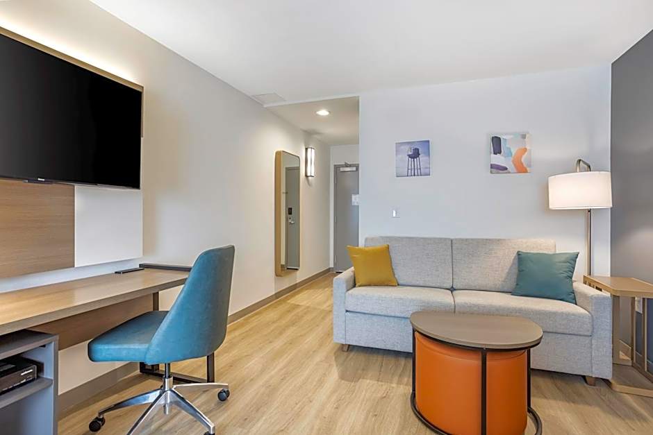 Comfort Inn & Suites Newark Liberty International Airport