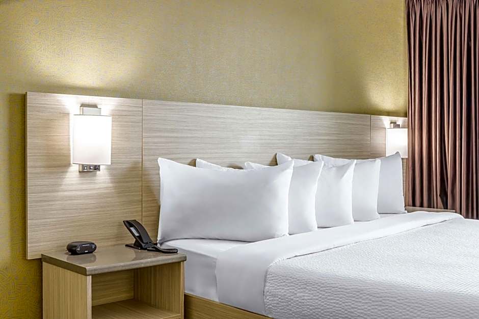 Motel 6 Niagara Falls, ON Near the Falls