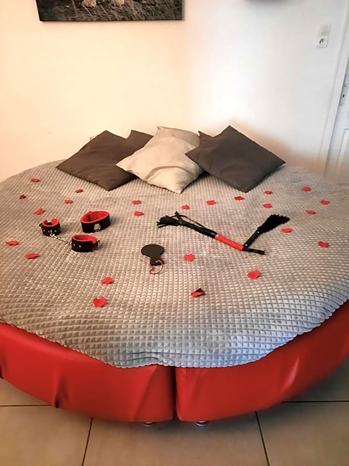 La ptite adresse Love Room 150 M2 Piscine Intérieure chauffé Privée & Spa Privée Parking Gratuit