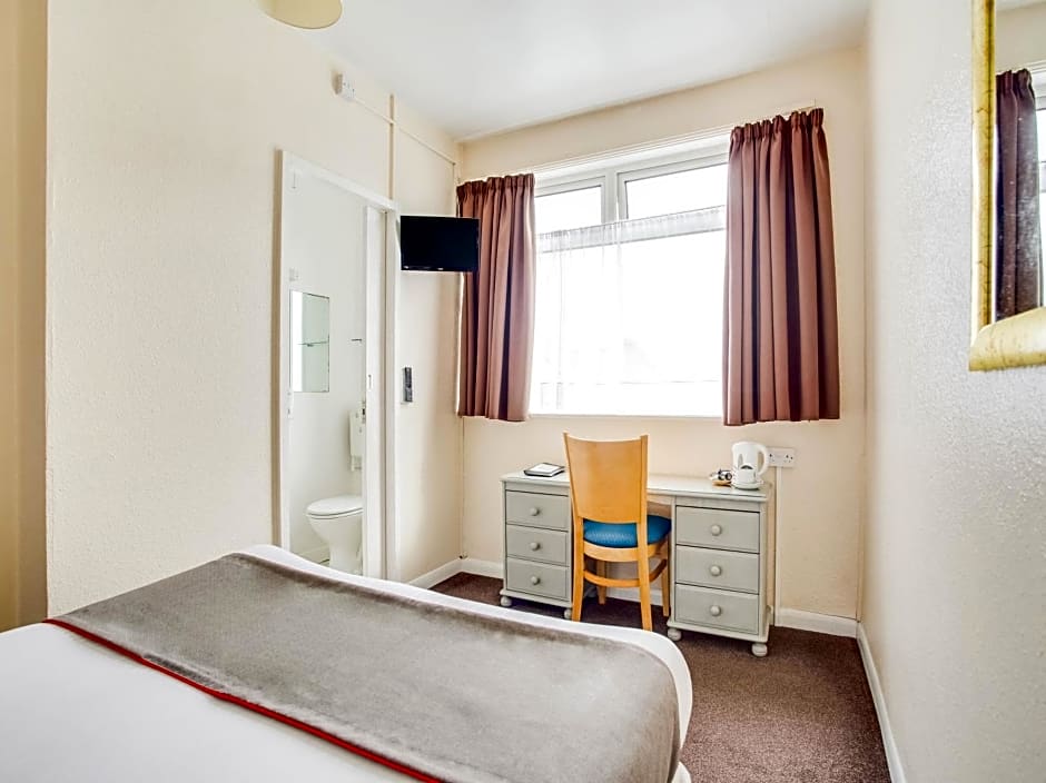 OYO Godolphin Arms Hotel